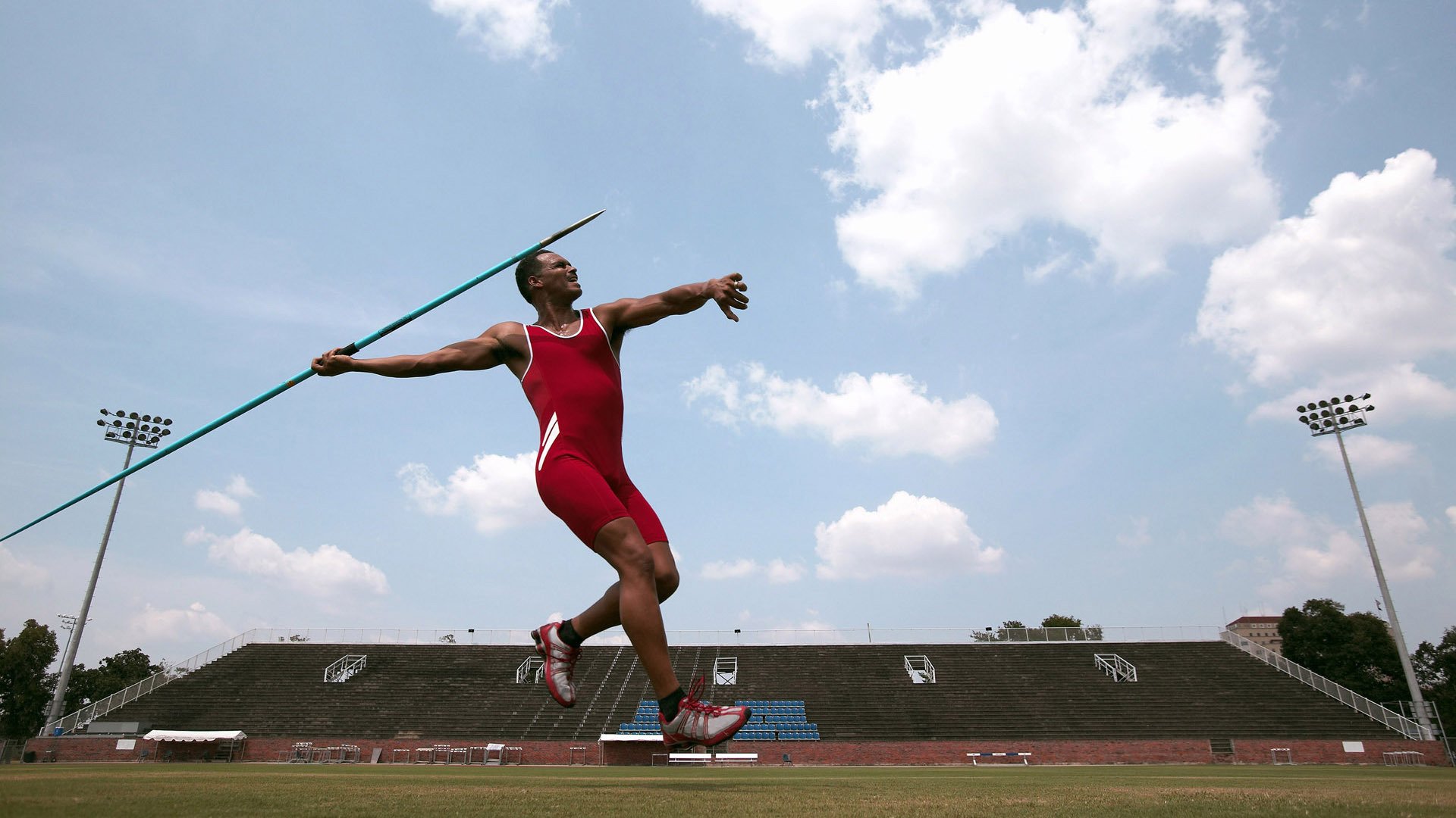 悬念丛生游泳新人挑战名将